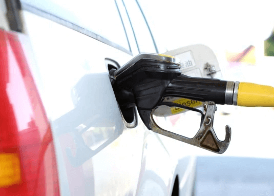 Carburant de supermarché ou carburant de stations service : quel est le meilleur choix pour ma voiture ?